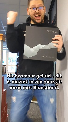 Yesss, alweer iets van Bluesound binnen! Het blijft prachtig spul… behalve de plakkerige coating 🤫 Veel mensen kennen Bluesound niet eens, maar het is hoogwaardige audioapparatuur. Eigenlijk is het een multiroom-systeem, vergelijkbaar met Sonos, ook met topkwaliteit geluid. Deze keer hebben we een Bluesound Node 2 streamer binnengekregen. Daarmee kun je niet alleen wereldwijd naar internetradio luisteren, maar ook genieten van alle bekende streamingdiensten in hoge kwaliteit. Bluesound is een C