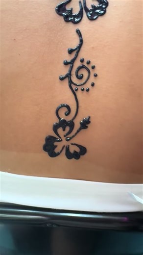 Quick spine henna tattoo
