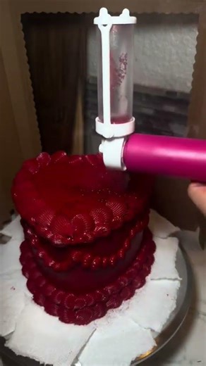 How I put glitter on my cakes ❤️