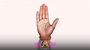 आशीर्वाद हमेशा दाहिने हाथ से क्यों देना चाहिए, जानें क्या कहता है शास्त्र | why do we use right hand for blessing | Herzindagi