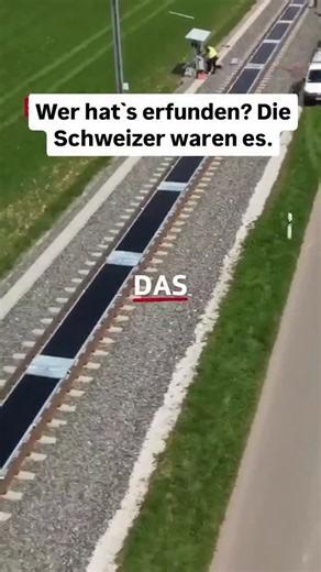 Basti on Instagram: "PV-Anlagen in Gleisbetten – Innovative Solarprojekte für die Zukunft! ⬇️⬇️⬇️ Video Quelle: @srfschweizerradioundfernsehen @sunwayss @energiederzukunft Photovoltaik kann mehr als nur Dächer belegen: In Deutschland und weltweit entstehen spannende Projekte, bei denen Gleisbetten genutzt werden, um Sonnenstrom zu erzeugen! ➡️ Wie funktioniert das? Solarpanels werden zwischen oder neben Bahngleisen installiert – Flächen, die sonst ungenutzt bleiben, liefern jetzt klimafreundlich