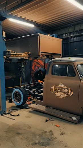 HCS(ホットロッドカスタムショー)まであと1ヶ月。 FORD F100 パンプキン リベンジプロジェクト 若手ビルダーが営業時間後にコツコツとビルドしてくれてます。 この時間はやがて自分と自分の愛する人を守る盾となる。 タノシミだ♪ #hcs #fordf100 #fordf100pumpkin #ford #jetstroke #hotrod #kustom #kustomkulture | ジェットストローク