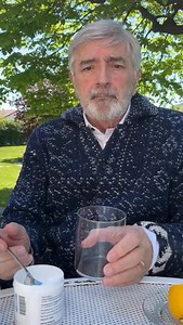 💆La forfora è un problema fastidioso, ma puoi trattarla in modo naturale con il bicarbonato di sodio, che agisce in 3 modi: 1.Esfolia delicatamente: rimuove cellule morte e sebo in eccesso. 2.Combatte i funghi: grazie alle sue proprietà antifungine, aiuta a ridurre Malassezia, il fungo spesso responsabile della forfora. 3.Previene irritazioni: calma il cuoio capelluto e riduce la desquamazione. Come usarlo: •Mescola bicarbonato e un po’ d’acqua fino a ottenere una pasta densa. •Applica sul cuoi