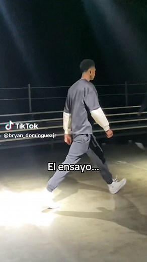 Modelos Masculinos en Pasarela: Ensayo y Desfile de Moda