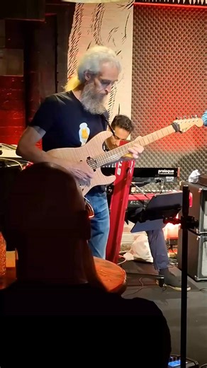 Guthrie Govan live jam session guitar solo #shredguitartv #shredguitar #thearistocrats #jamsession #guitarlicks #guitarsolo | Shred Guitar TV