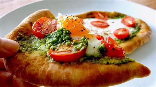 Easy homemade pesto & egg tomato flatbread: Perfect quick breakfast!