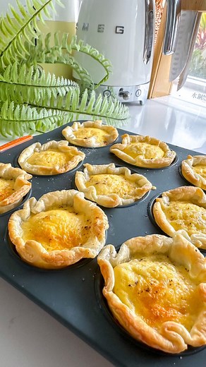 These mini quiches are perfect for lunch, meal prep, or lunchboxes! So easy to make and seriously delicious. 😍 💬 Comment RECIPE and I’ll DM it to you! Or grab it now on my blog, link in bio. 🔗 #MealPrepMadeEasy #LunchboxIdeas #MiniQuiche #EasyRecipes #HomemadeGoodness #mealprep | The Organised Housewife