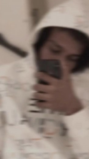 DHARMESH PARMAR/ VIDEO CREATOR on Instagram: "日本正在使用“冷却沥青”来降低城市温度。这种特殊的道路材料能够反射更多的阳光，减少热量的吸收。普通沥青会吸收大量太阳辐射，使城市温度升高，而冷却沥青表面含有特殊成分，可以降低路面温度。当阳光照射到路面时，更多的热量被反射回空气中，而不是被储存在地面里。在炎热的夏季，这种技术可以使路面温度降低10到15摄氏度，从而减少城市热岛效应。更凉爽的道路还能降低周围建筑的温度，减少空调的使用，节省能源。在东京等大城市，这种技术正在逐步推广，帮助城市变得更加宜居和环保。这种方法利用材料科学改善日常环境，是可持续城市发展的重要一步。"