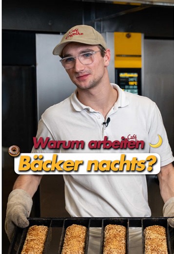 Warum arbeiten Bäcker eigentlich nachts? 🌙 🥖 Damit du morgens frische Brötchen und Brote hast, startet unsere Backstube bei Café Engelke schon ab 20 Uhr: Teig wird vorbereitet, geformt und später in den Ofen geschoben. Viele Torten und Kuchen können unsere Konditoren inzwischen tagsüber vorbereiten, deshalb gibt es dort schon heute eine Tagschicht.🎂 ⏰ Brot backen wir aktuell noch überwiegend nachts, weil der Teig so genug Zeit zum Ruhen hat und das Brot saftig bleibt, was ein echter Qualitäts