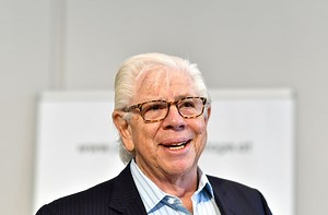 Legendary journalist Carl Bernstein, who uncovered the Watergate scandal, has some advice for today's reporters