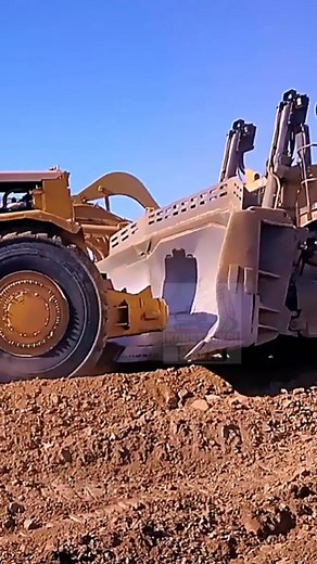 Dozer Pushing Scraper While Digging - Perfect Teamwork in Action! #HeavyMachinery #Scraper #DozerPower #Earthmoving #Operator | Konstruksi Berat