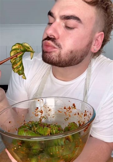 SPIRAL CUCUMBER SALAD (Korean Inspired) 🥒 i love making this! Cucumbers \t•\t10 mini cucumbers \t•\t2 to 3 tablespoons salt Dressing \t•\t2 tablespoons gochugaru (Korean chili flakes) \t•\t3 tablespoons rice wine vinegar \t•\t1 tablespoon sesame oil \t•\t1 tablespoon honey \t•\t1 tablespoon gochujang \t•\t2 cloves garlic, minced Optional Add-Ins \t•\t1 tablespoon crispy chili oil \t•\t1 teaspoon toasted sesame seeds \t1.\tPrep the cucumbers Spiralize or thinly slice the mini cucumbers. \t2.\tSa