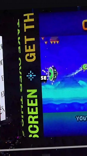 Anuncio de Geometry Dash 2.2 en Time Square - ¡Increíble promoción!