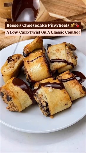 Reese's Cheesecake Pinwheels 🥜🍫 Peanut butter and chocolate wrapped in a crispy, golden tortilla. This one's dangerously easy to make—and even easier to devour. 😋 🚨 Full recipe with tips, variations, and nutrition info: ➡️ https://keto.recipes/keto-reeses-pinwheels-quick-easy-low-carb-treat/ 💬 Would you try these? Drop a 🍫 below! Don't forget to SAVE and SHARE this easy #dessert #recipe! 📸: @ketosnackz | Keto Recipes