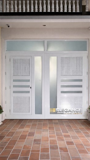 Portón de Garaje con Acceso Peatonal Integrado Entra y sal sin abrir todo el portón. Portón de dos hojas en aluminio heavy duty blanco, con puerta peatonal integrada para mayor comodidad, seguridad y uso diario, automatizado con motor LiftMaster. ✔ Acceso peatonal independiente ✔ Aluminio heavy duty resistente ✔ Motor LiftMaster confiable ✔ Fabricado a la medida 📞 939-223-5283 | 787-228-6998 📧 prelegancegaragedoors@gmail.com Elegance Garage Doors | Elegance Garage Door's PR