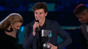 Video. Shawn Mendes shines at EMA awards