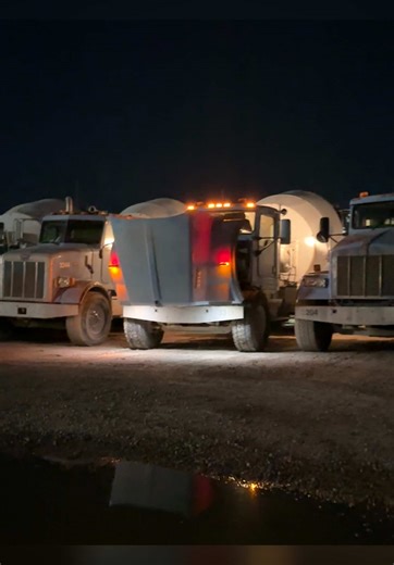 When sleep starts creeping up while working during night pours ain’t no joke but Momma ain’t raise no bitch! Stay up 🚛🤟🏻✊🏻 #nightpour #concretelife #trucksoftiktok #cdldriver #readymix #nights #nightshift #fy