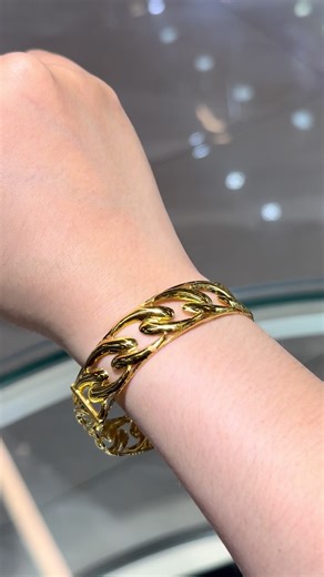 Elegant Gold Bangles: A Timeless Jewelry Choice