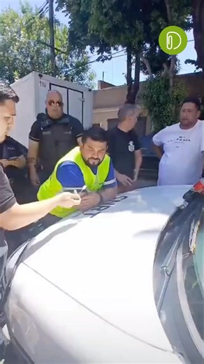 datasa on Instagram: "Un viaje de egresados casi termina en tragedia: padres frenaron un micro escolar y descubrieron que el chofer dio positivo por cocaína y marihuana. El recorrido de la empresa Plusmar ya había pasado por tres localidades cuando comenzaron las sospechas. Según testigos, el conductor se negó en reiteradas ocasiones a realizar el narcotest y tuvo que intervenir la policía. Cuando la empresa envió un reemplazo, apareció otro problema: tampoco tenía las horas de descanso obligato