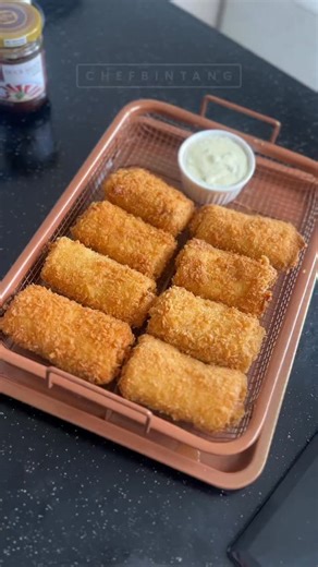 Bintang Bagaskara on Instagram: "Resepnya ada disini ya guys! Btw kalau lagi cari2 pan yang bisa diandelin fix kudu cek @roschelhome sih karena besok tanggal 12.12 ada promo khusus loh. Siapa tau bisa check out non stick pan kaya gw jadi bisa recook resepnya lebih mirip 😏 Rogut Bawang bombay 1 Wortel 1 Seledri besar 2 Filet paha ayam 2 Bawang putih 3 Butter 50gr Tepung terigu 2 sdm Susu 300ml Keju parmesan 80gr Pala ½ sdt Garam, gula, merica sesuai selera Kulit Tepung terigu 150gr Maizena 45gr 