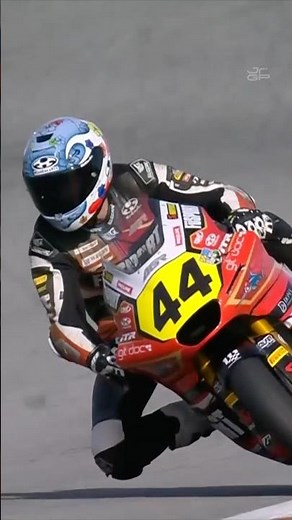 A season-ending twist in the #Moto2 ECh fight on the last lap in Valencia! 🤯#RoadToMotoGP🏁