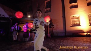 Freunde der Schloss Kaltenberg, es ist endlich soweit! 🏰 Unser Trailer für 2023 ist jetzt live und wir könnten nicht aufgeregter sein, euch diesen Vorgeschmack zu geben! 🎉 Dieses Jahr könnt ihr das große, aufwändig inszenierte Ritterturnier hautnah erleben - das absolute Highlight eures Tages! Bestaunt den heldenhaften Auftritt unserer Ritter auf ihren stolzen Pferden. 🐴 Lasst euch von den rasanten Tricks bei der Voltige verzaubern, wenn unsere mutigen Reiter binnen Sekunden in den vollen Gal
