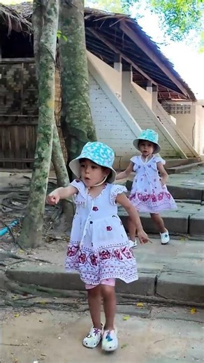 Twin Twin Learn the Difference Between Elephants 🐘
