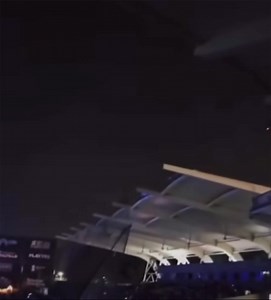 METEORITO PASÓ POR SALTILLO, hoy por la madrugada, alrededor de las 2am. ☄️ Este momento fue captado por un joven en pleno concierto de Edén Muñoz Cantú quien se presentó en el parque de béisbol FCO I. Madero (La Casa de los Saraperos). Que increíble postal registró el joven. Una felicitación por tremenda captura! 🤟🏽🔥 En lo personal, su servidor venía de cubrir a la La Leyenda 📸 (quienes se presentaron en los terrenos de la feria), cuando repentinamente el cielo se iluminó, pero nunca pude v