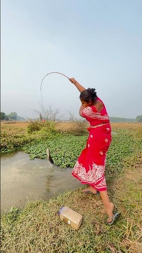 beautiful lady Fishing in canal Using Hook #unique_fishing_video #fishingtechniques #fishcatching