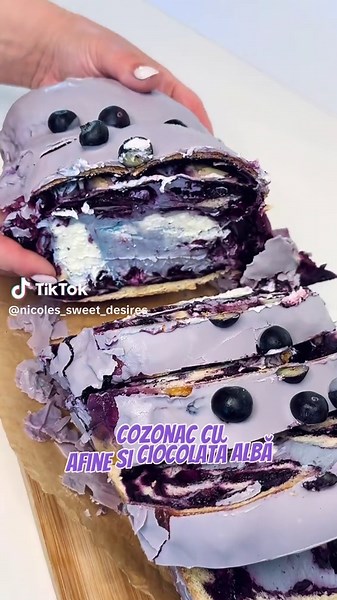 Vă este dor de bestiile noastre de cozonaci? 😂💗 Mâine vom avea la liber cozonacul Nibiru 🩷🤍 (zmeură și ciocolată albă)! În clip vă prezentăm cozonacul Galaxy ✨ Afină & Ciocolată Albă ✨💜🤍 Este incredibil de fresh, fin și spectaculos. Te duce puțin cu gândul la un papanaș reinterpretat într-un desert premium, dar experiența este la un nivel complet diferit. Un curcubeu de arome și texturi: 💜 Afine intense și suculente 🤍 Creme fine din piureuri pure și ingrediente naturale ✨ Fulgi de migdal