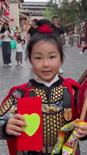 Challenge Cao Wei Ancient City, high-five cute girls, candy ritual, healing smile