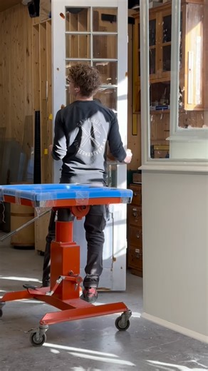 Glazing and painting an old door. Linseed putty and linseed paint. I hope you’re having a great day ♥️ //Petter #restoration #windowtipoftheday | Petter Gantelius