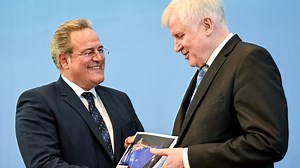 Dieter Romann übergibt Jahresbericht