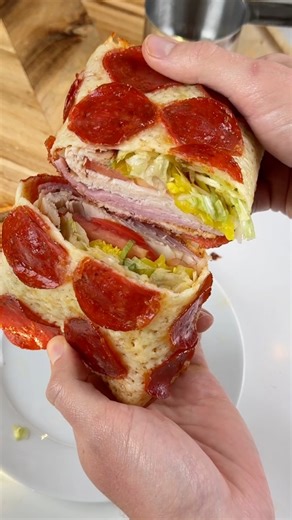 Low Carb Pepperoni Wrap 🤤🙌🔥 How to make it: Layer shredded mozzarella and pepperoni slices on a parchment lined baking sheet. Bake @ 375F for 10-12 mins. Take it out when it’s golden brown on the edges. Add your favorite fillings, roll it up or fold like a flatbread and enjoy! | Keto Snackz