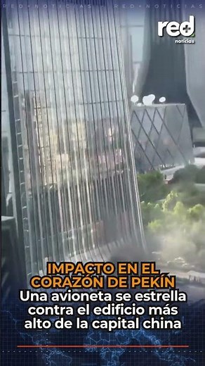 Pánico en Pekín: una avioneta impacta el rascacielos más alto de la capital china