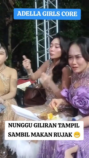 Adella girls backstage 😁