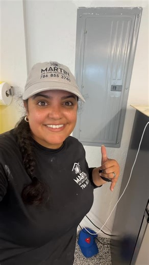 Miraaaa la guajira cambiando breakers en un panel eléctrico jejeje 🤪 Saludos y bendiciones ❤️👌 Electrical breaker replacement⚡️ #martinairandheating #theacdoctor | Greisy Martin