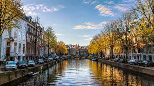 Ámsterdam antes de Navidad con reflejos dorados en los canales