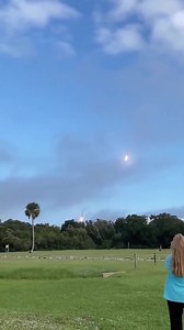 Penggalak Roket Falcon Heavy SpaceX dilihat mendarat sejurus selepas berlepas beberapa minit | Astro Lab