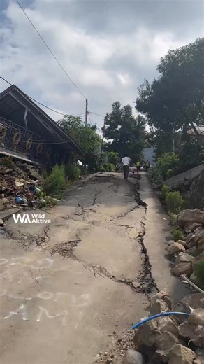 @wildaktive on Instagram: "Upaya pemulihan keamanan dan mobilitas warga di Tegal terus menjadi prioritas utama. Mengingat kondisi geologi di Desa Padasari, Kecamatan Jatinegara, yang mengalami fenomena tanah bergerak, langkah penanggulangan bencana kini memasuki tahapan krusial. Curah hujan tinggi di wilayah tersebut memicu pergeseran struktur tanah yang berdampak pada rusaknya rumah tinggal serta terputusnya akses jalan utama warga. Merespons situasi darurat ini, tim gabungan telah melakukan pe