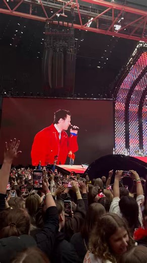 i understand that people are frustrated i also couldn’t see him at most parts but i actually think that was good because i was living the moment listening to the music and really watching everything and there was moment he came really close to me it was amazing overall