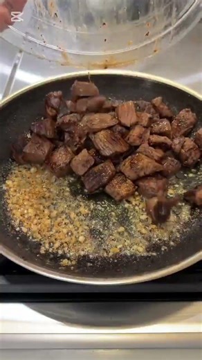 La cena perfecta: puré de papa cremoso con carne en mantequilla de ajo.. #food #amococinar #cooking