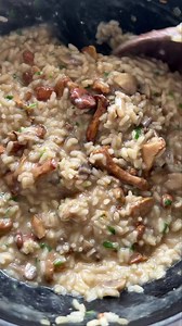 Easy mushroom risotto recipe: https://theplantbasedschool.com/mushroom-risotto/ | Hilltop Recipes