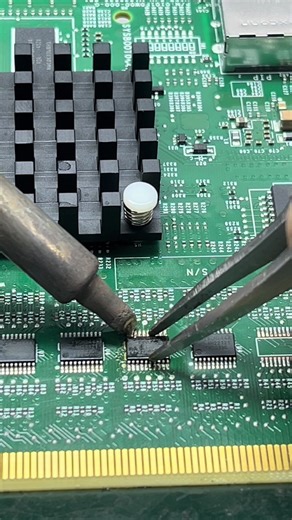 Insert IC 20pin with solder iron….#soldering #electrician #tectnician