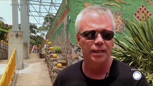 Durante entrevista, Popeye, matador de aluguel que trabalhou para Pablo Escobar, mostra o zoológico que foi construído para esconder a pista de pouso e conta que cada avião poderia transportar até 700 kg de cocaína #CâmeraRecord | Câmera Record