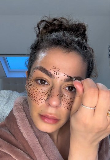 Freckles selber machen: einfache Sommersprossen-Technik