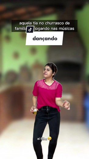 toda festa de família tem essa tia se jogando na playlist dançando sozinha né? KKKKKKKK @spotifybrasil #SeJogaNoSpotify *publi