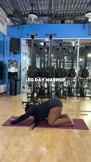 Dynamic stretching is always a must on leg day, so make sure you take 5–7 minutes to wake your body up before any work, boo 🤭🤍 #azariahfit #legdaywarmup #dynamicstretching #gymmotivation