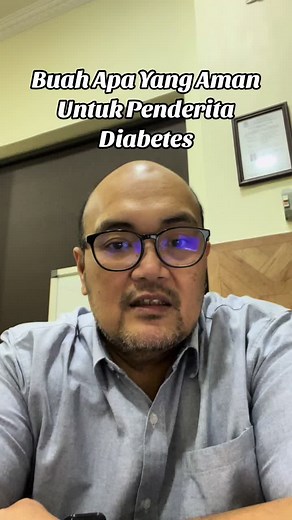 . BUAH APA YANG AMAN DIKONSUMSI UNTUK PENDERITA DIABETES? Pada penderita Diabetes buah menjadi salah satu yang perlu diperhatikan untuk dikonsumsi. Buah mebgandung gula Fructosa yang akan meningkatkan kadar gula darah bila kebanyakan dikonsumsi. Tonton vidio ini sampai habis yah supay dapat gambaran lengkap mengenai buah yang bisa dikonsumsi. Kembali edukasi lagi dengan sabar sembari mengingat mereka semua dipercayakan Tuhan kepada kita untuk diasuh, disembuhkan serta didampingi. I love my job a
