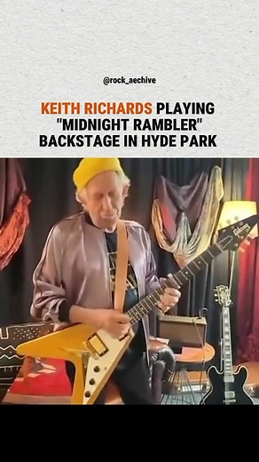 Keith Richards backstage in Hyde Park before the show - playing his Gibson guitar - midnight rambler 🎬 yt/ EdBmusic #skena #rock #keithrichards #midnightrambler #backstage #hydepark #history #rockaechive | Firmansyah Prastama